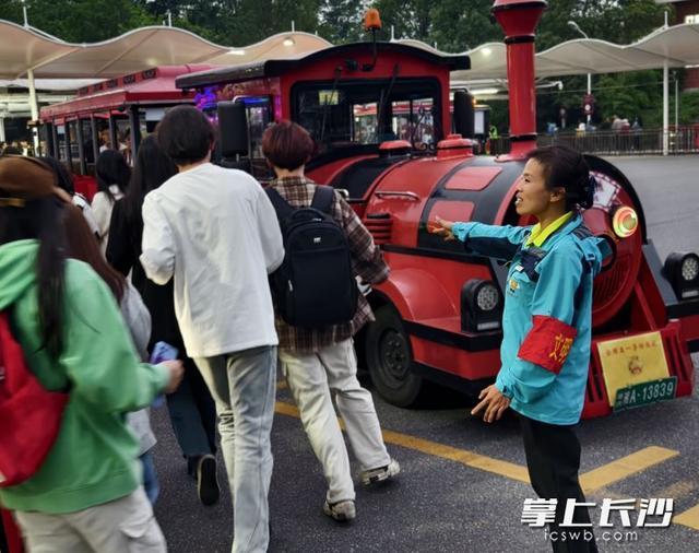 男子景区丢手机工作人员仗义借600 游客千里还款表谢意