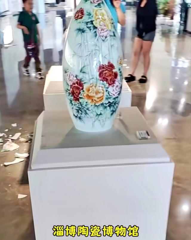 小孩打碎博物馆近12万瓷瓶被免赔 展品无防护引争议
