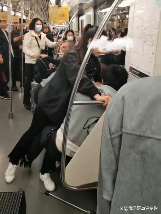 男女地铁上因座位起争执被乘客嫌吵 公共礼仪引热议