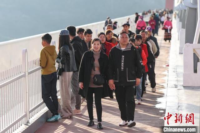 五一假期贵州龙里河大桥引游人 玻璃步道成亮点
