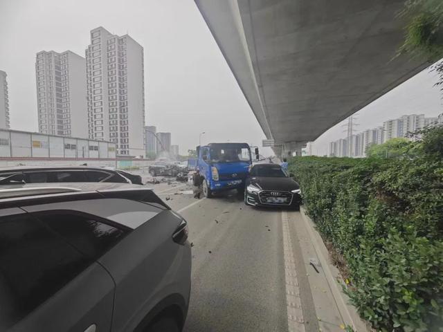宁波一保时捷追尾大货车致1死1伤 事故现场触目惊心
