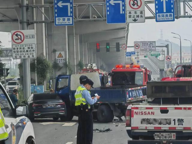 宁波一保时捷追尾大货车致1死1伤 事故现场触目惊心