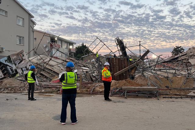 南非一在建楼房坍塌1人死亡40多人被困 救援行动紧急展开