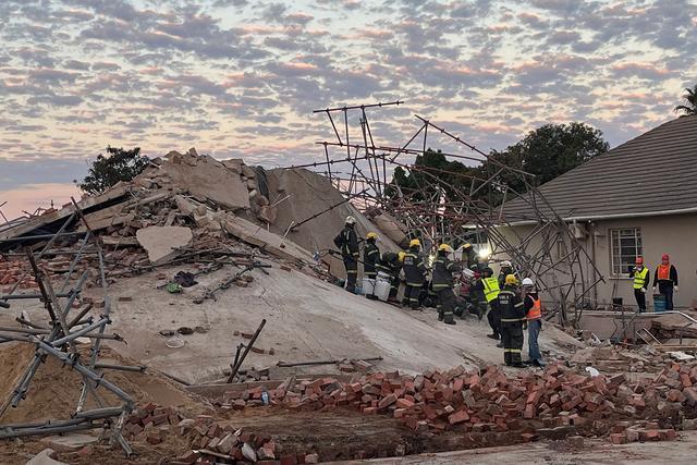 南非：一在建楼房坍塌 2人死亡40多人被困