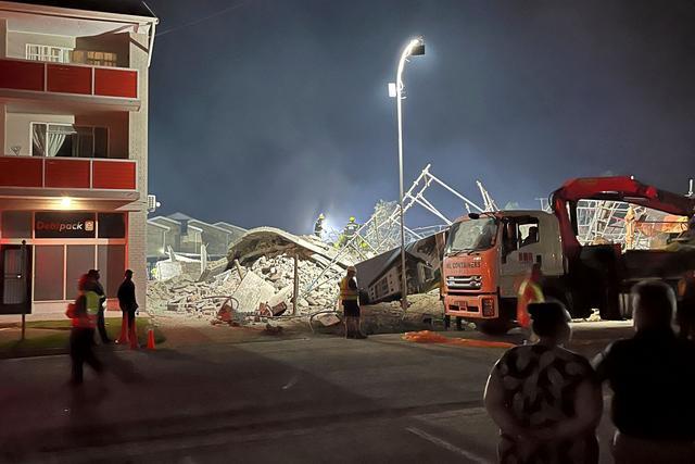 南非：一在建楼房坍塌 2人死亡40多人被困，救援行动紧急展开