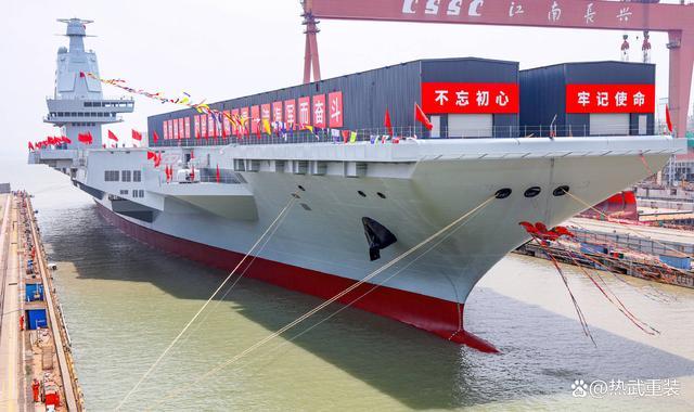 福建舰首次海试旁边的杭州舰亮了 贴身护航引关注
