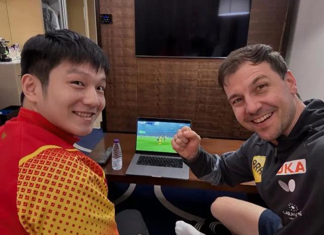 樊振东与波尔一起看欧冠 乒乓球冠军变球迷，共庆胜利时刻