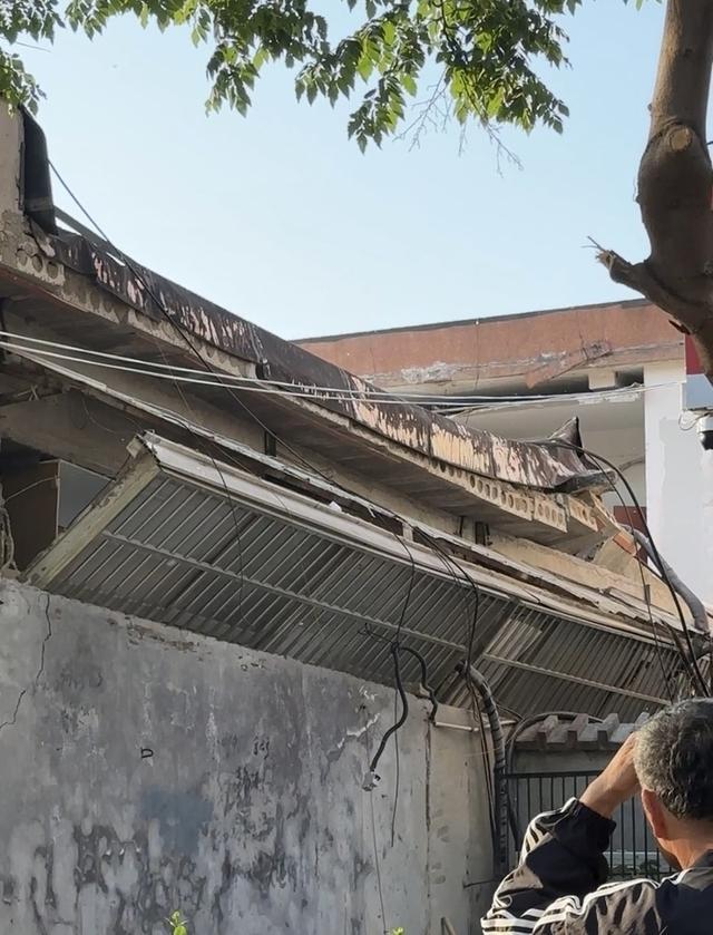 济南一超市坍局部楼板塌致 致2人受伤