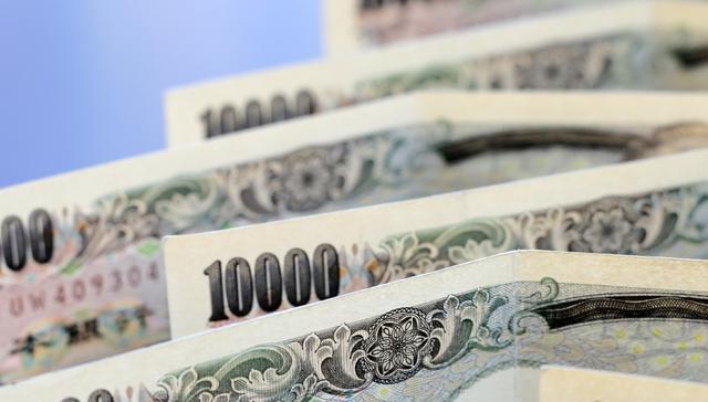日元持续贬值 日本民众大呼买不起 消费狂欢背后的经济困局