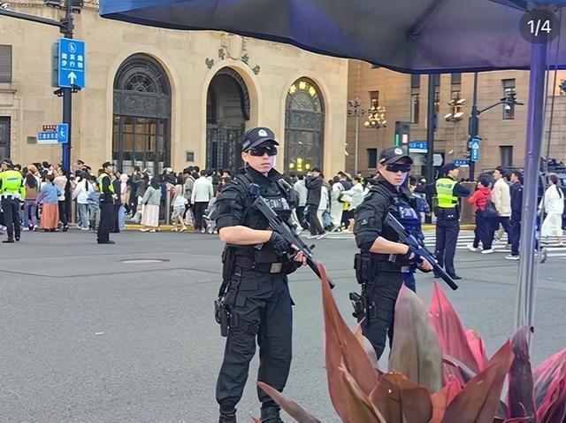 这下好了！上海特警火出圈 成都青岛各地网友纷纷晒图 真的都很帅