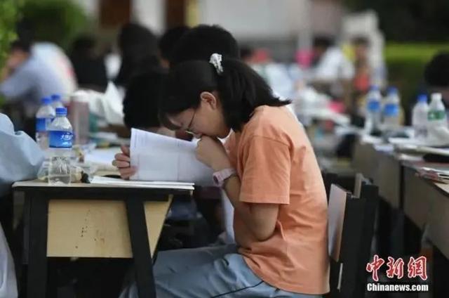 媒体：家长和大学的边界在哪？成绩修改风波引热议