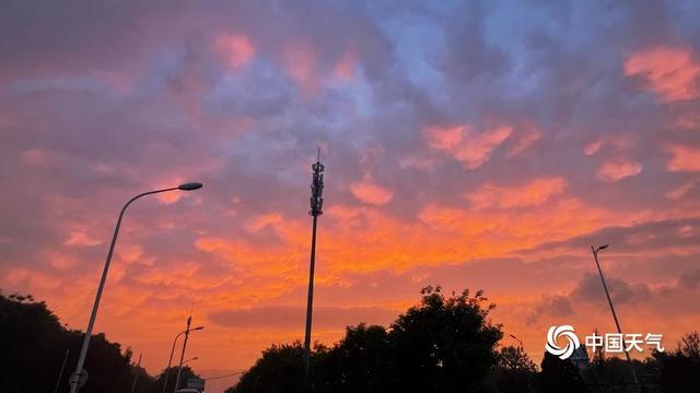 北京再现史诗级晚霞 雷雨后的油画天空