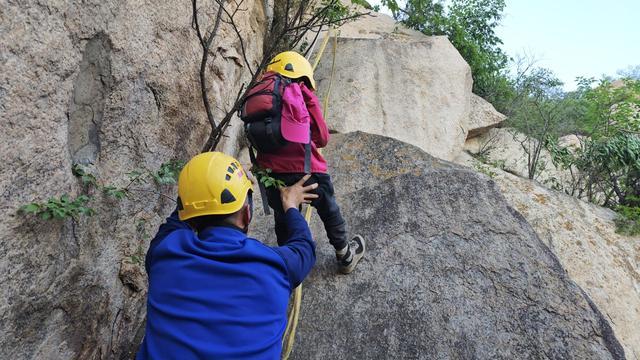 消防紧急救援爬山受伤驴友 12小时生死营救