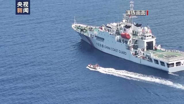 中国海警位黄岩岛海域常态化训练 维护海域安全秩序