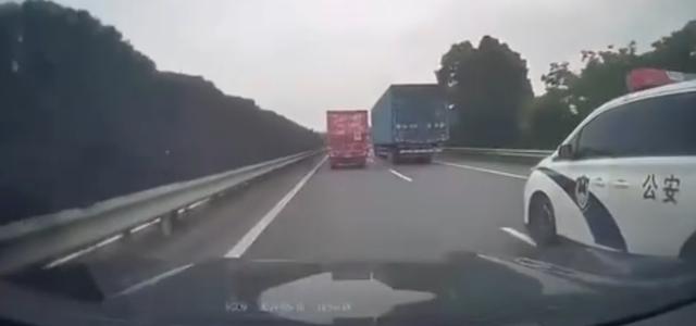 疑因未让道 警车高速路逼停私家车