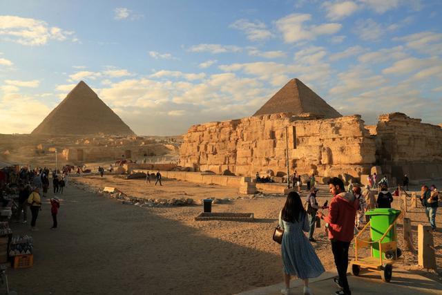 新发现！埃及金字塔群附近显现神秘建筑物