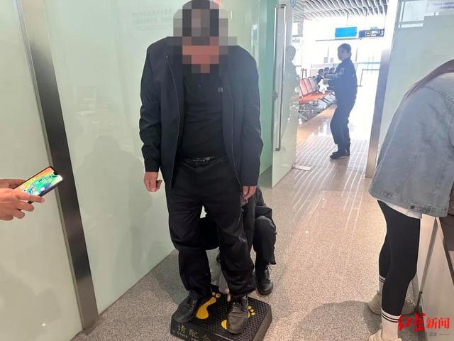 男子安检登机时将打火机藏鞋袜被罚200