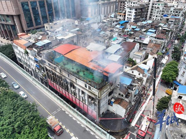 广州一批发市场起火 直击救援现场 9人获救，1人失联