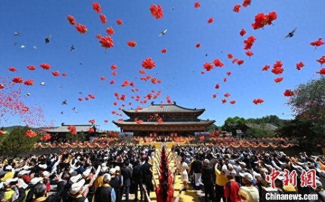 两岸民众齐聚炎帝故里拜祭华夏始祖