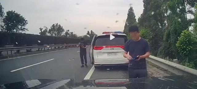 警车高速路上截停私家车，涉嫌危险驾驶 执法行为引争议