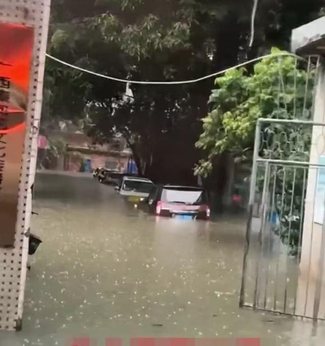 广西突降暴雨 市民抡锤砸墙放水 多地内涝严重