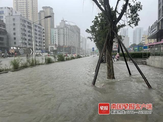 南宁遭暴雨侵袭多车被淹 红色预警下的城市困境