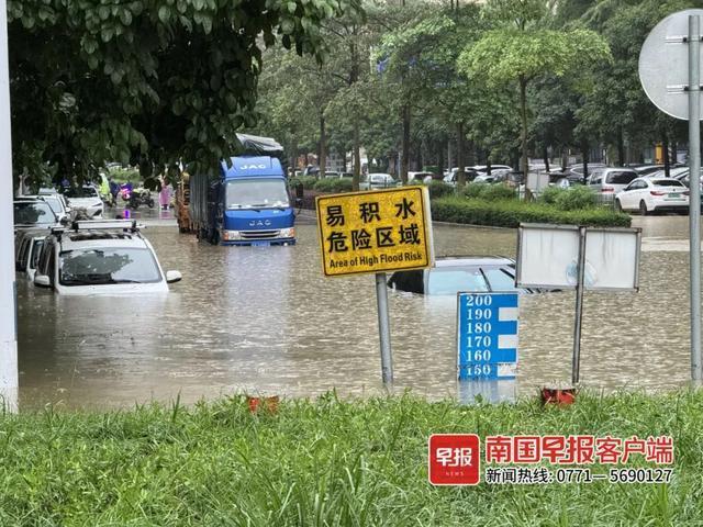 南宁暴雨多辆车被淹