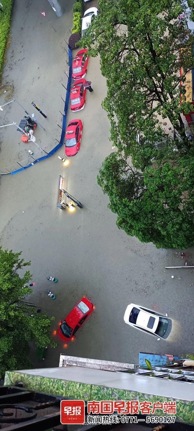 南宁遭暴雨侵袭多车被淹 红色预警下的城市困境