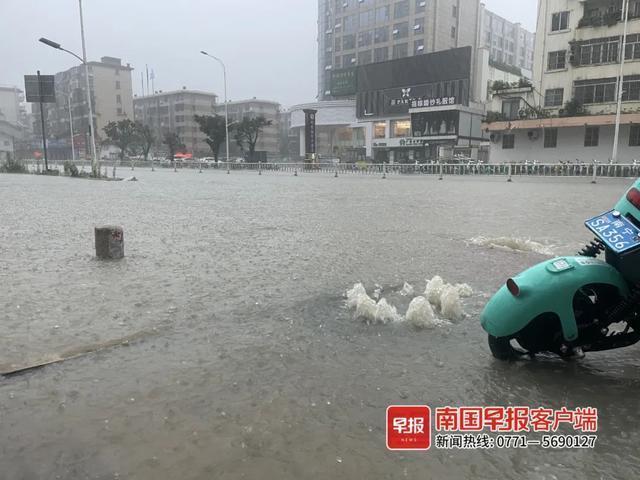 南宁遭暴雨侵袭多车被淹 红色预警下的城市困境