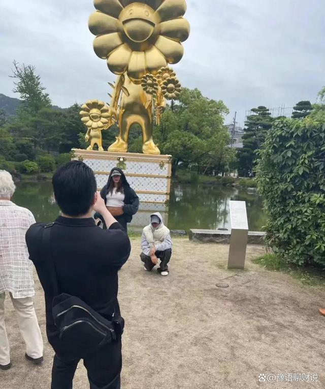 日本偶遇比伯海莉度假 雨中甜蜜游东京