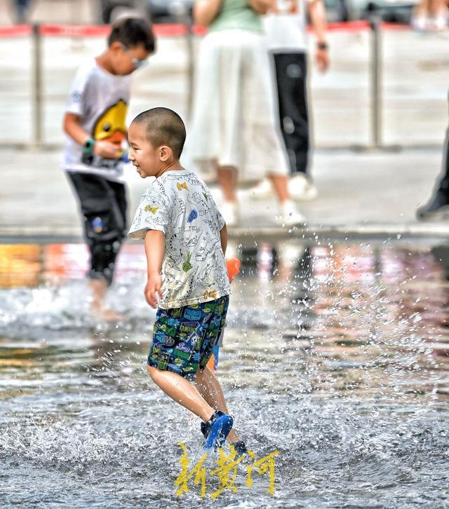 济南：不惧高温 清泉戏水乐享清凉