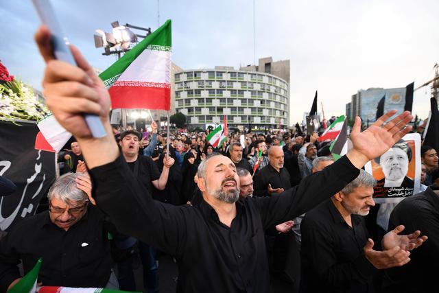 伊朗民众悼念直升机坠毁事件遇难者 全国哀悼日宣布
