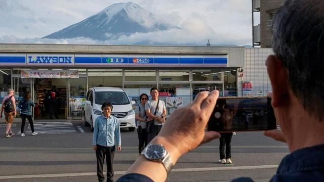 富士山网红打卡点前搭设黑屏障试图阻止拍照 限流新举措