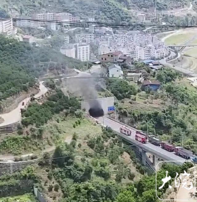 湖北宜昌一隧道内发生车祸 两货车相撞起火，人员伤亡不明