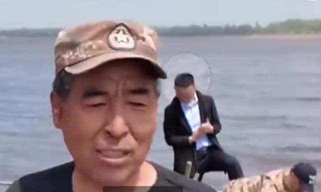 东北渔民捞到两米多长野生达氏鳇鱼 巨型罕见引网络热议