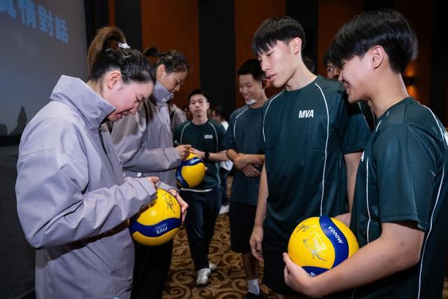 中国女排在澳门与青少年球员交流 共筑排球梦想