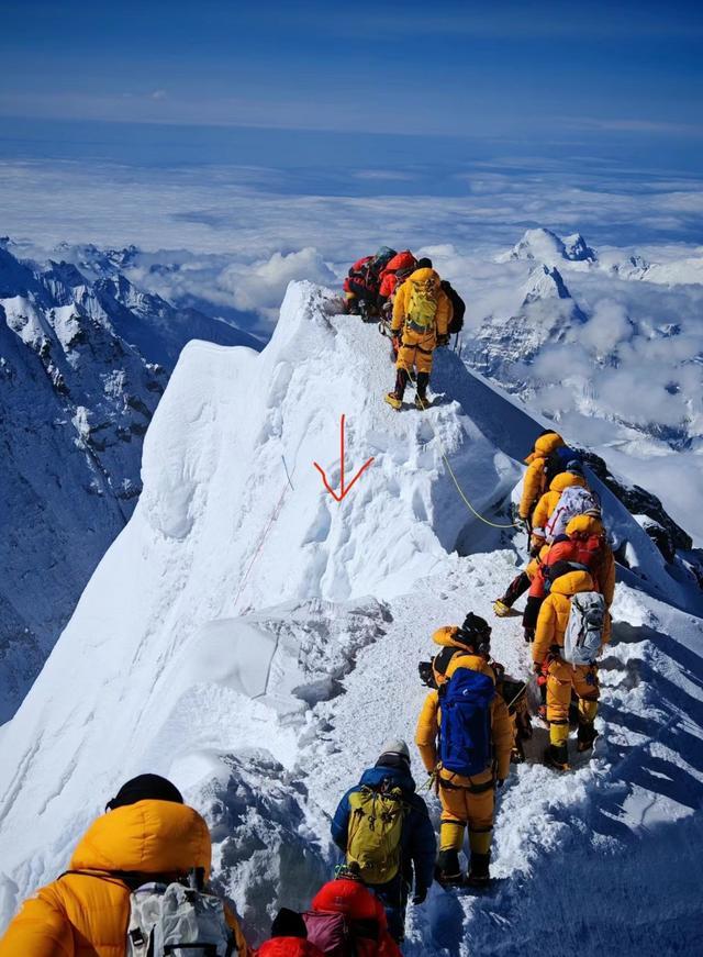 珠峰坠亡亲历者称坠落者未系安全绳 生死一线，安全绳何以成疏忽？