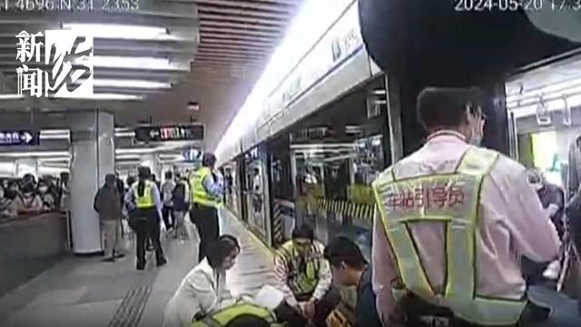 老人坐轮椅乘地铁犯病民警紧急喂药 众人合力救援显温情