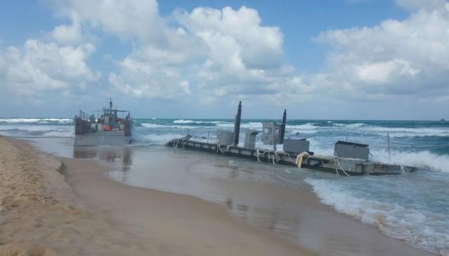 美军在加沙所建浮动码头被风浪冲毁