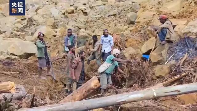 巴新山体滑坡超2000人被埋 救援行动紧急展开