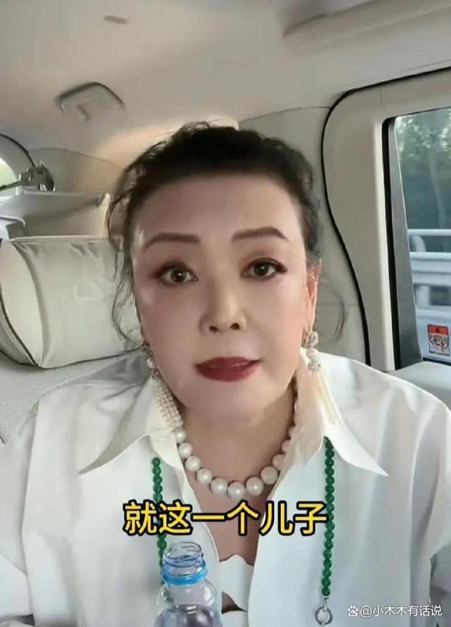 张兰承认患上白癜风 家庭添喜难掩病情忧虑