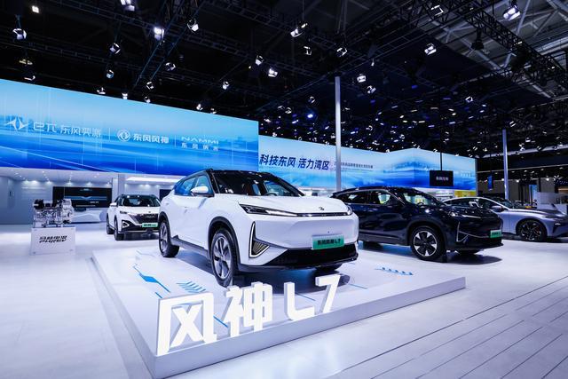 东风汽车多款车型亮相粤港澳车展 展示新能源转型成果
