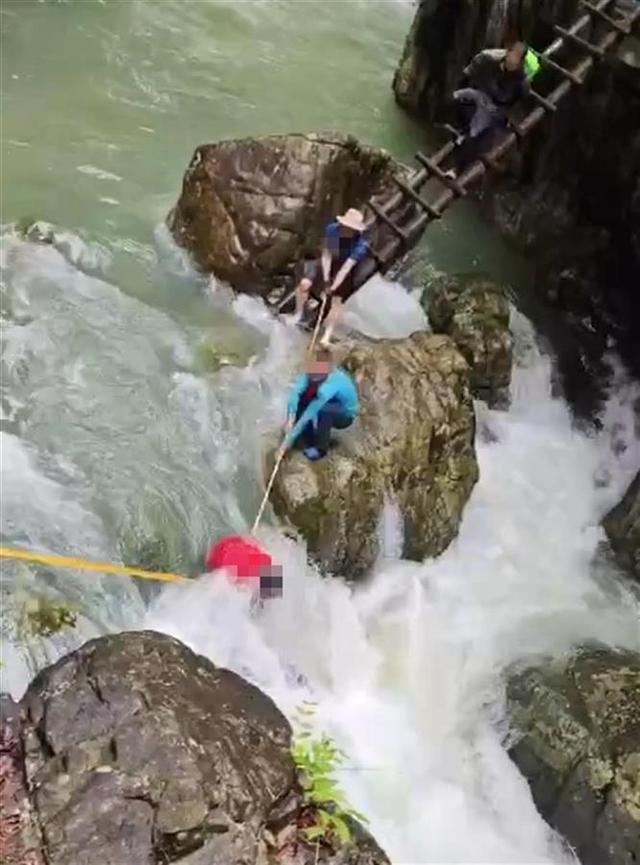 浙江2名游客落水失联已超18小时 搜救行动持续进行