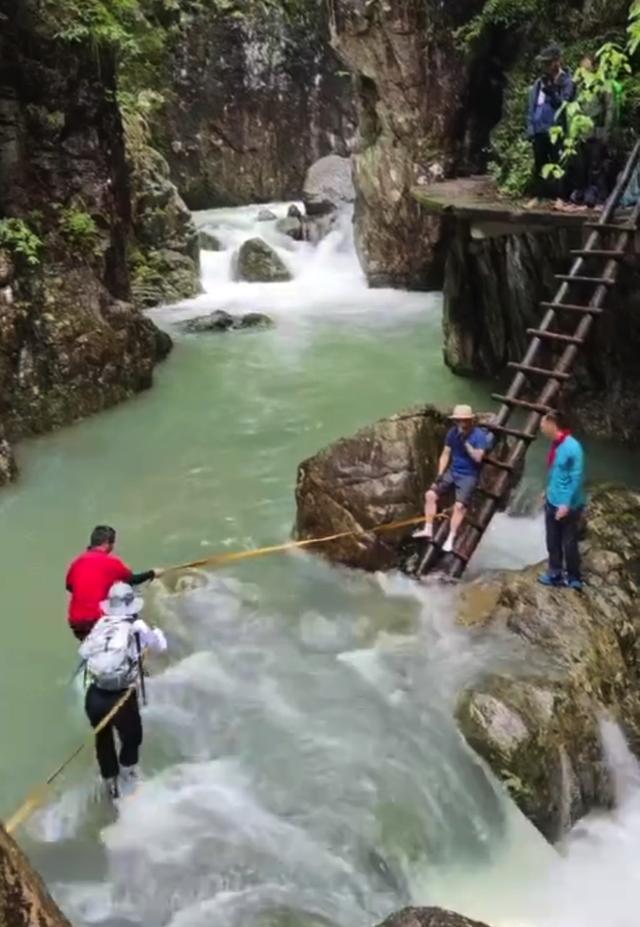 当地回应浙江石人峡有游客被水冲走