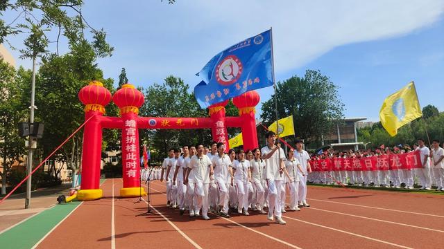 高三毕业礼校长送最后一次“唠叨” 寄语蟾宫折桂时