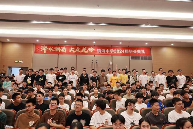 宁波镇中校长吴国平与学生花式合影 共绘蓬勃青春记忆