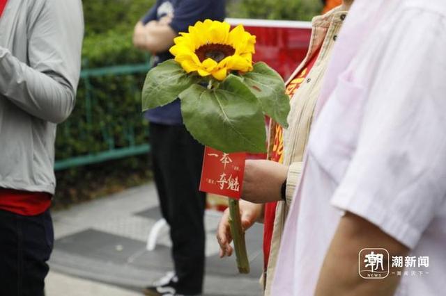 杭州妈妈穿旗袍拿向日葵为孩子送考 旗开得胜的温暖瞬间