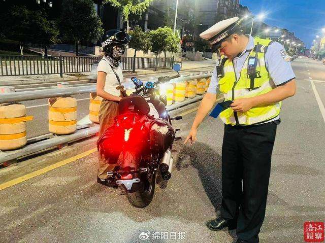 静音护考模式启动！民警高情商维护高考考场外秩序 