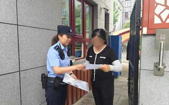 民警考场外为考生办理临时身份证