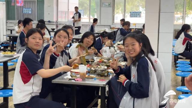 校长亲自为考生打高考免费餐 锦鲤套餐助金榜题名